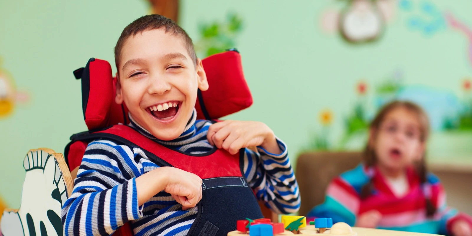 Bambino con paralisi cerebrale infantile su sistema posturale