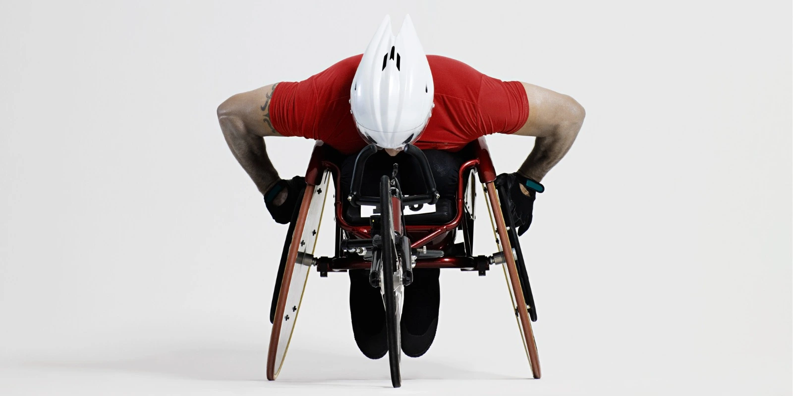 Atleta su carrozzina sportiva da corsa