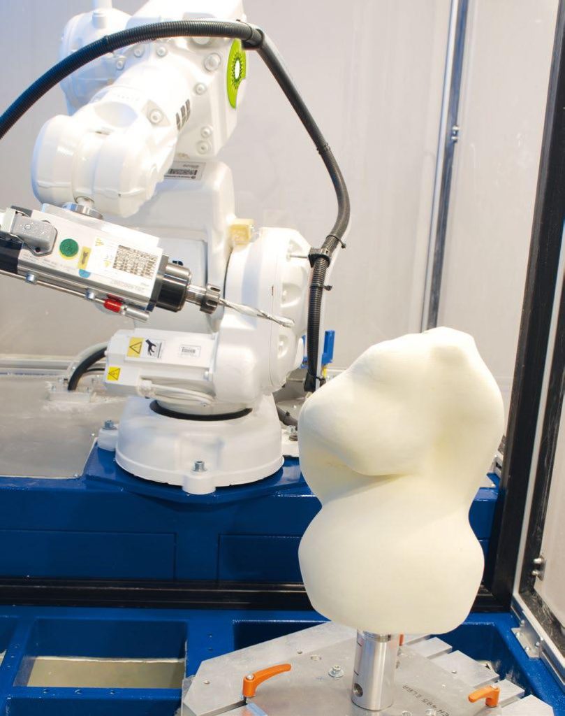 Robot di fresatura nel laboratorio Biomedica